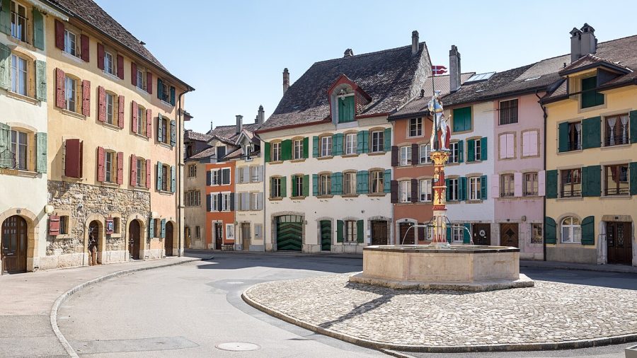 La vieille ville du Landeron et la fontaine Saint-Maurice