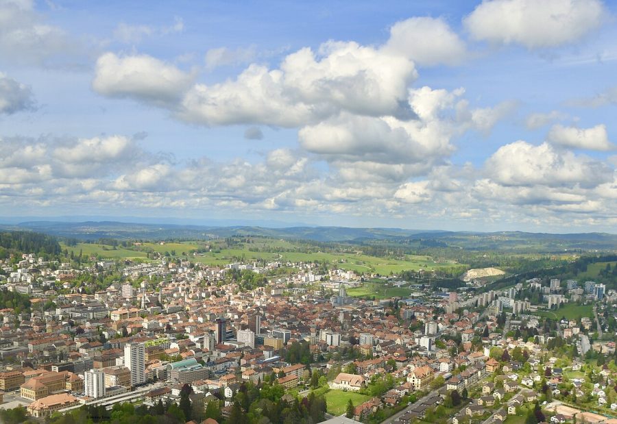 La Chaux-de-Fonds et les pâturages du Haut, vus d'avion au printemps